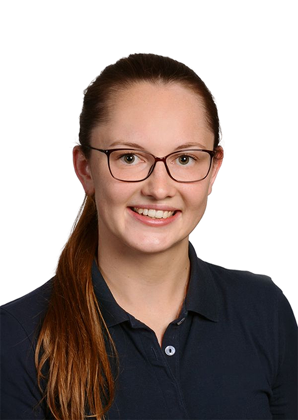 Anna-Lena Fitschen Porträt einer lächelnden Frau mit Pferdeschwanz, die ein dunkelblaues Hemd und eine Brille trägt. Sie steht vor einem neutralen Hintergrund.